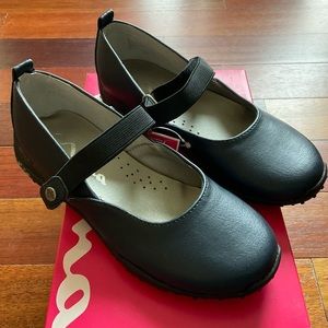 New Nina girls Size 2 navy school uniform maryjane